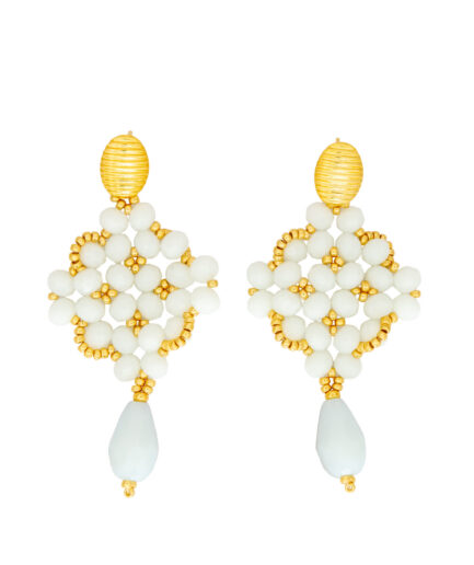 Aretes colgantes artesanales de cristal con detalles dorados