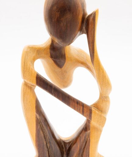 Escultura El Pensador, figura artesanal y accesorio decorativo para el hogar en madera de guayacán, 10 y 17 pulgadas.